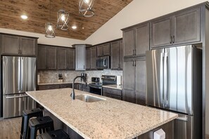 Fridge, microwave, oven, stovetop - Spacious by SDC/Private Hot Tub/Community Pools! (Branson)