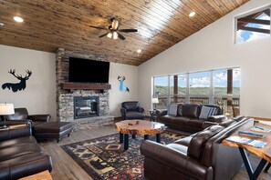 Smart TV, fireplace, video games, ping pong - Spacious by SDC/Private Hot Tub/Community Pools! (Branson)