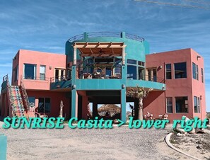 Un edificio de varios pisos con un atrio central, balcones y una escalera.