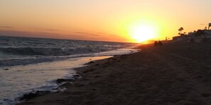 Perto da praia, espreguiçadeiras, toalhas de praia