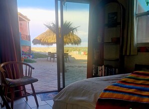 Una habitación con una cama, una silla y vistas a un paisaje desértico.