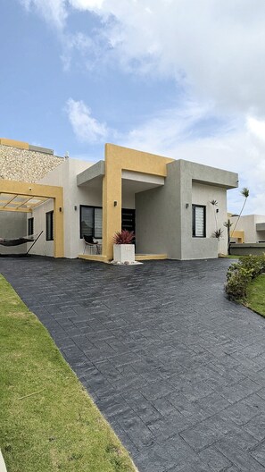 Exterior - Casa Amarilla: Solar-Powered Luxury Villa (Ocho Rios)