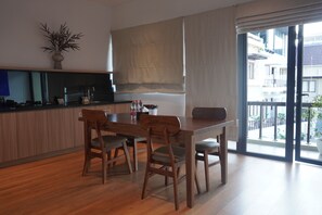 Suíte júnior, 2 quartos, vista para a piscina | Sala de jantar