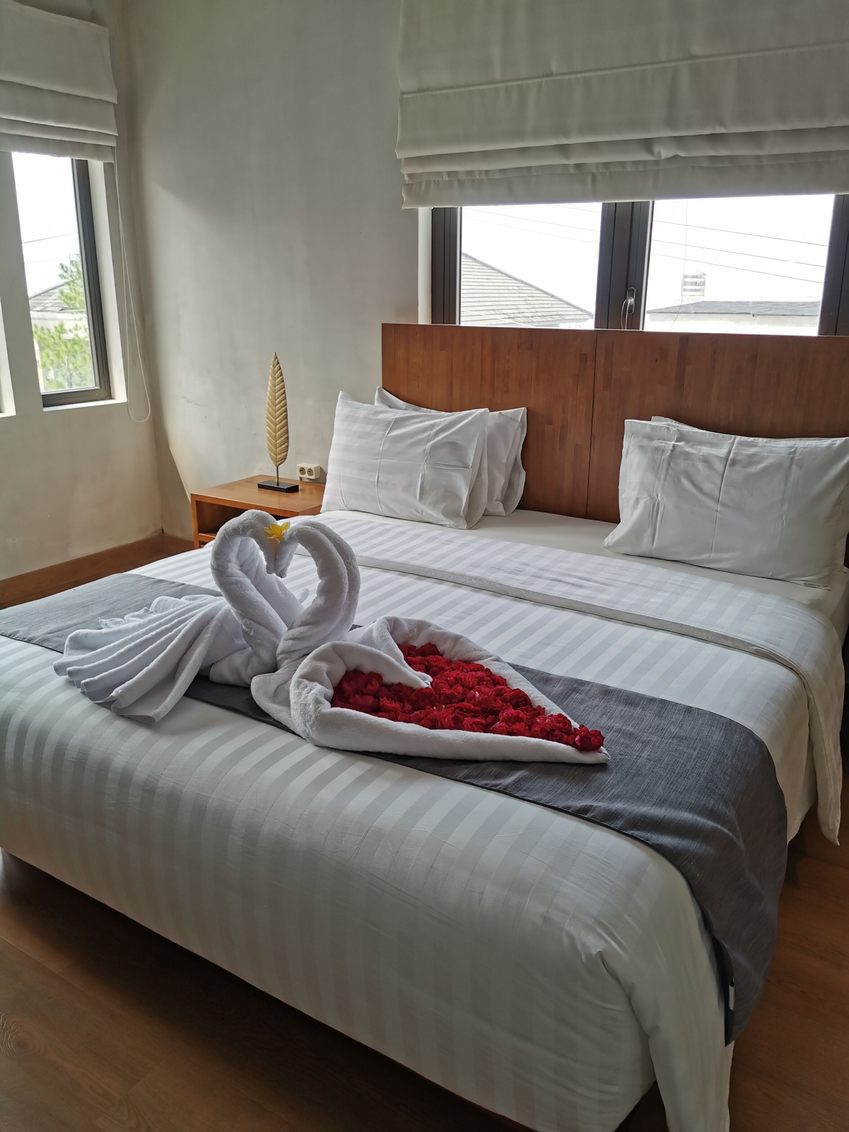 Junior-Suite, 2 Schlafzimmer, Poolblick | 2 Schlafzimmer, kostenloses WLAN, Bettwäsche