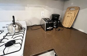 冷蔵庫、電子レンジ、食器洗い機、コーヒー / ティーメーカー
