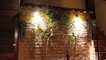 Standard Suite, Kitchenette, Courtyard Area | Terrace/patio