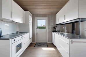 Fridge, oven, stovetop, dishwasher - Beautiful sunsets 100 meters from the beach (Brenderup)