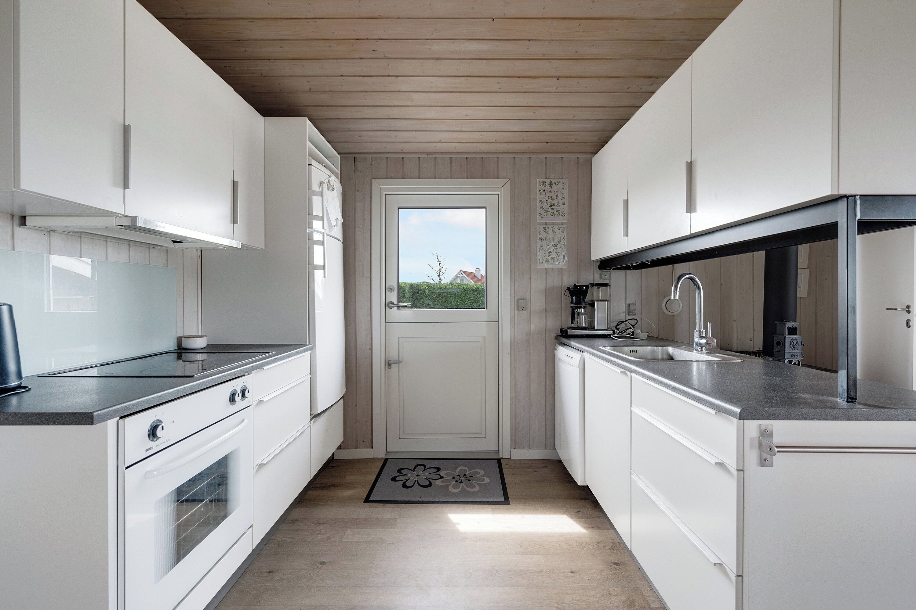 Coffee/tea maker, fridge, oven, stovetop
