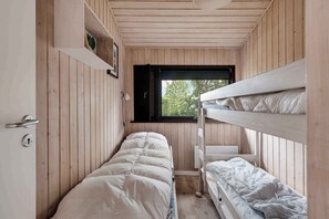 3 bedrooms, free WiFi - Beautiful sunsets 100 meters from the beach (Brenderup)