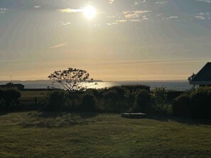 Property grounds - Beautiful sunsets 100 meters from the beach (Brenderup)