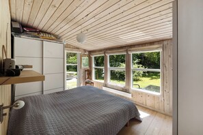 3 bedrooms, iron/ironing board, free WiFi