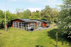 Exterior - Lovely cottage in recreation area (Aakirkeby)