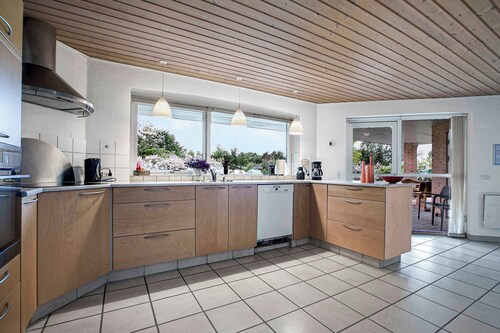 Home for the family in quiet surroundings