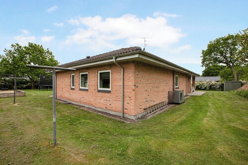 Home for the family in quiet surroundings