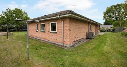 Home for the family in quiet surroundings