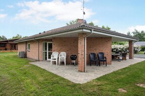 Outdoor dining - Home for the family in quiet surroundings (Hadsund)