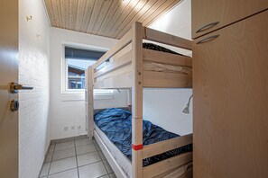 4 bedrooms, iron/ironing board, free WiFi - Home for the family in quiet surroundings (Hadsund)