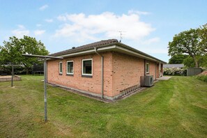 Exterior - Home for the family in quiet surroundings (Hadsund)