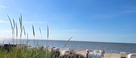 Una playa con una hilera de buzones y cielo despejado.