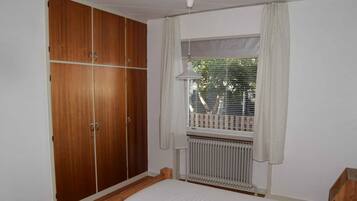 2 bedrooms, iron/ironing board, free WiFi