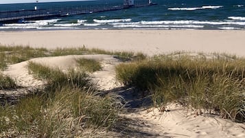 Chaises longues, serviettes de plage