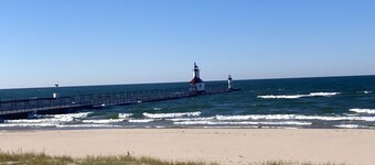 Harbor Escape- Minutes to beaches, Arts District, Harbor Shores & St Joseph