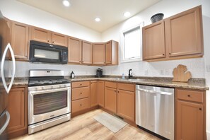 冷蔵庫、電子レンジ、オーブン、コンロ