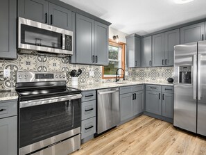 ثلاجة، ميكروويف، فرن، موقد طهي مسطح