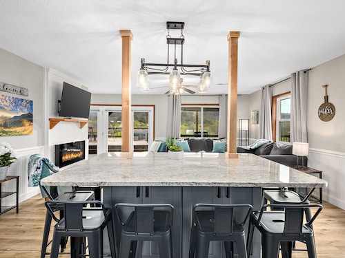 NEW Breathtaking Views, Hot tub and Arcade, in a Peaceful Mountain View Retreat