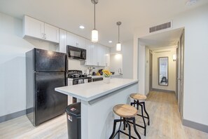 Køleskab, mikrobølgeovn, ovn, kogeplade