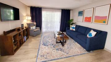 Smart TV, libros y estéreo