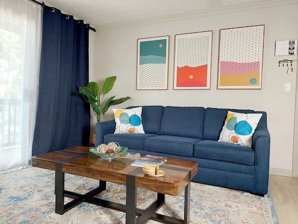 Smart TV, books, stereo