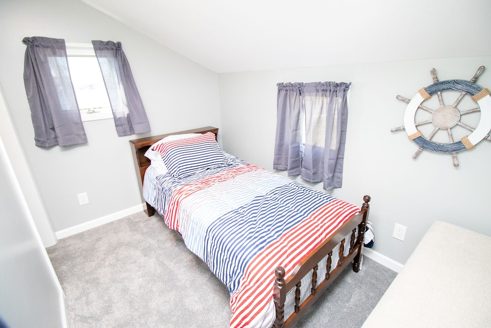 Bayside views, walk to beach & restaurants Sodus Point Vrbo