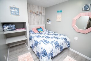 4 bedrooms, desk, WiFi, bed sheets - Bayside views, walk to beach & restaurants (Sodus Point)