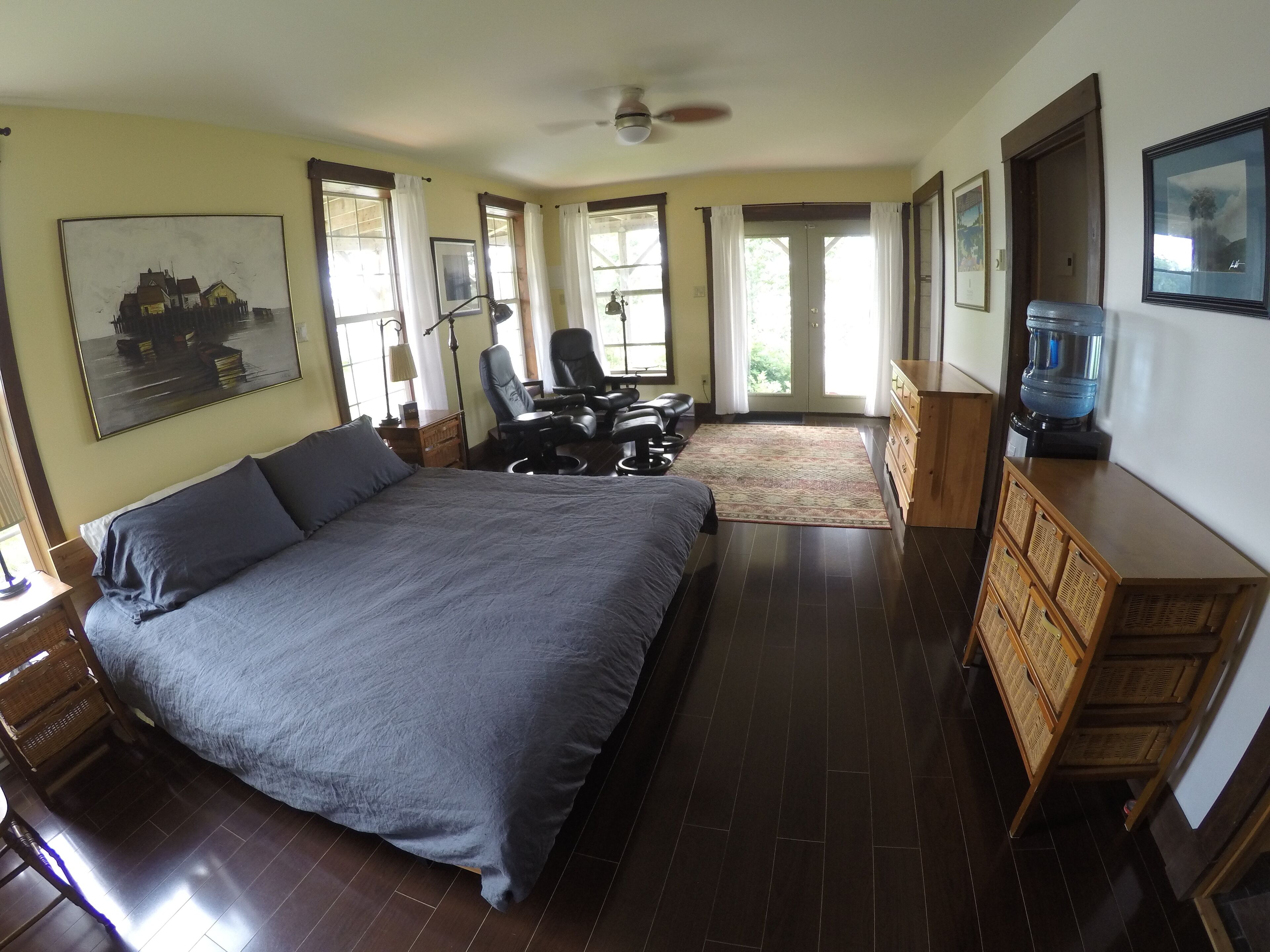 3 bedrooms, desk, iron/ironing board, free WiFi