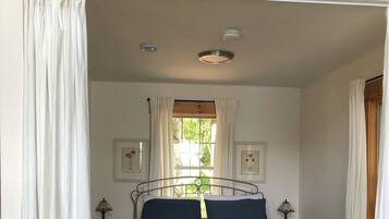 3 chambres, bureau, fer et planche à repasser, accès au Wi-Fi (inclus)