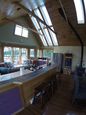 Réfrigérateur, four à micro-ondes, un four, surface de cuisson