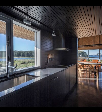 Breathtaking contemporary cottage in a south shore beach paradise