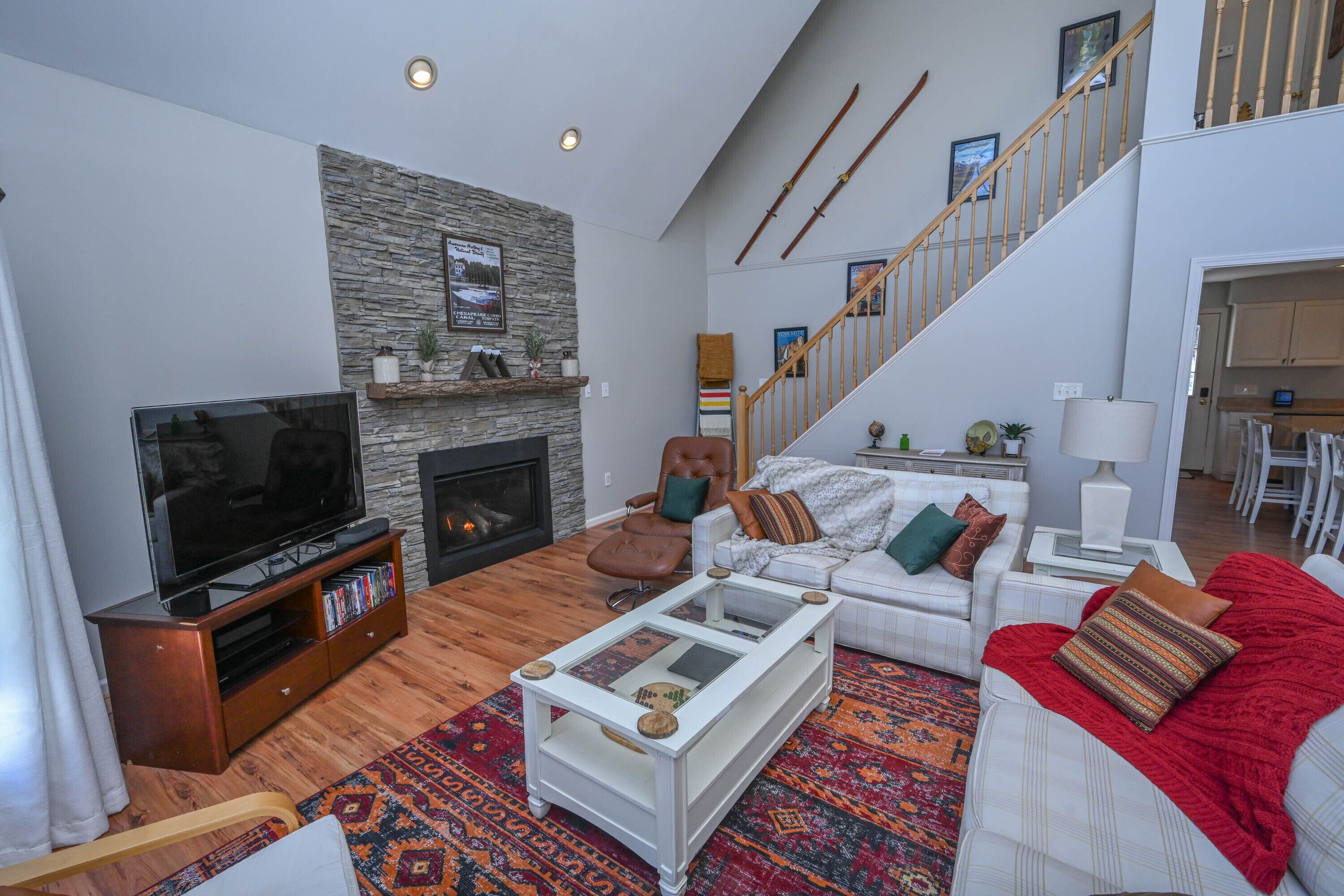 Spacious family-friendly chalet w/fenced dog run & large deck near the lake/Wisp