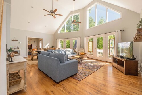 Spacious family-friendly chalet w/fenced dog run & large deck near the lake/Wisp