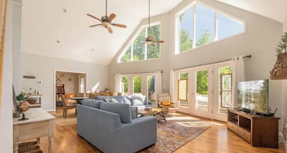 Spacious family-friendly chalet w/fenced dog run & large deck near the lake/Wisp