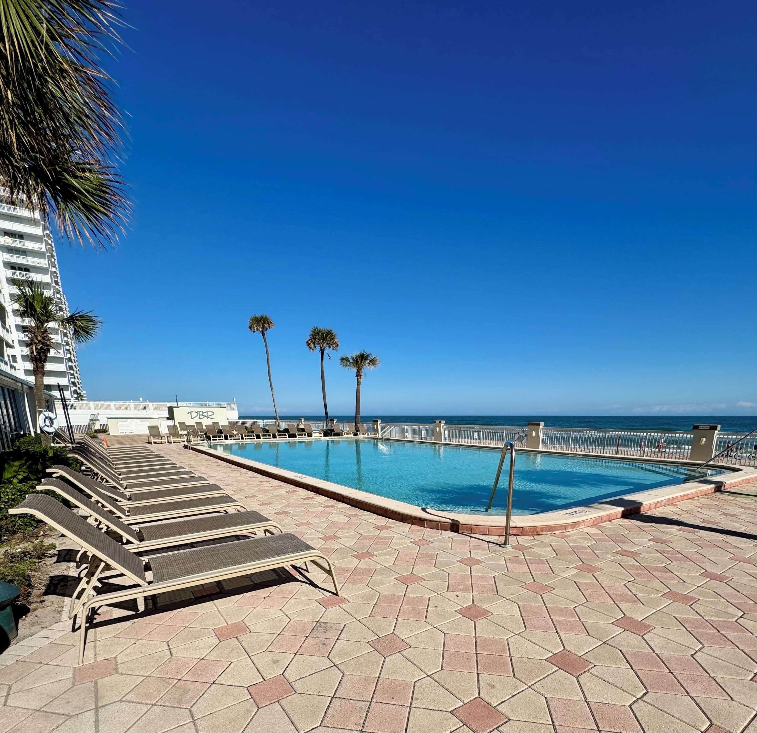 Alberca techada y alberca al aire libre