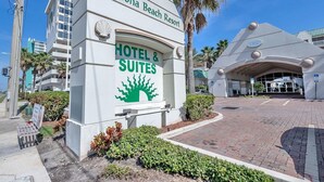 Schild für das Daytona Beach Resort mit dem Logo von Hotel & Suites.