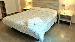 2 bedrooms, iron/ironing board, Internet - IN THE CENTER OF THE TOWN, 50m FROM THE BEACH AND THE ROSES MARITIME CORNER. (Roses)