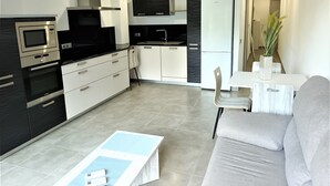 Coffee/tea maker, fridge, microwave, oven - IN THE CENTER OF THE TOWN, 50m FROM THE BEACH AND THE ROSES MARITIME CORNER. (Roses)