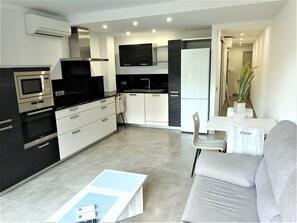 Kühlschrank, Mikrowelle, Ofen, Geschirrspüler