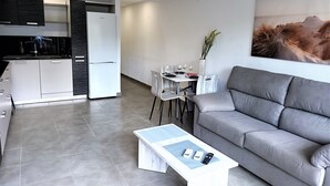 TV - IN THE CENTER OF THE TOWN, 50m FROM THE BEACH AND THE ROSES MARITIME CORNER. (Roses)