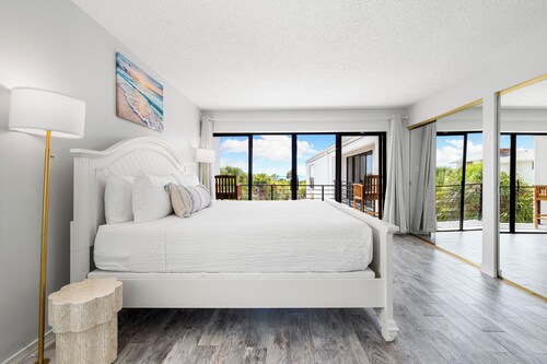 Modern 3 Bed/2.5 bath Gulf Side Condo Steps from Siesta Key Village and Beach!