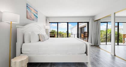 Modern 3 Bed/2.5 bath Gulf Side Condo Steps from Siesta Key Village and Beach!