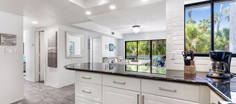 Modern 3 Bed/2.5 bath Gulf Side Condo Steps from Siesta Key Village and Beach!